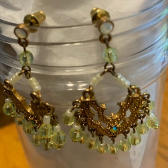 Gold tone Chandelier earrings green beading - Picture 1 of 6
